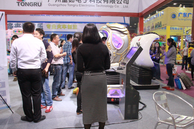 berita perusahaan terbaru tentang Movie Power vr egg simulator menjadi pusat daya tarik di 2016 AAA Expo  0